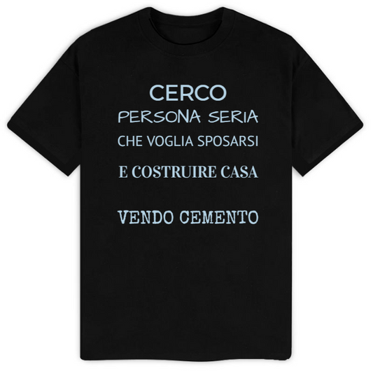 T-Shirt SARCASTICO Uomo Cotone Organico Inspire "CERCO PERSONA SERIA CHE VOGLIA SPOSARSI E COSTRUIRE CASA...VENDO CEMENTO"