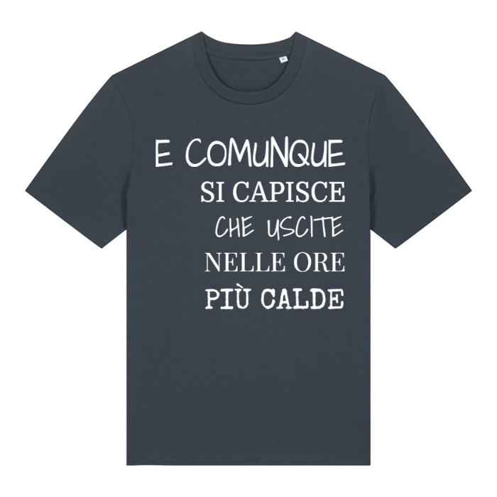 T-Shirt SARCASTICO Unisex Cotone Biologico Filato Creator 2.0 "E COMUNQUE SI CAPISCE CHE USCITE NELLE ORE PIÙ CALDE"