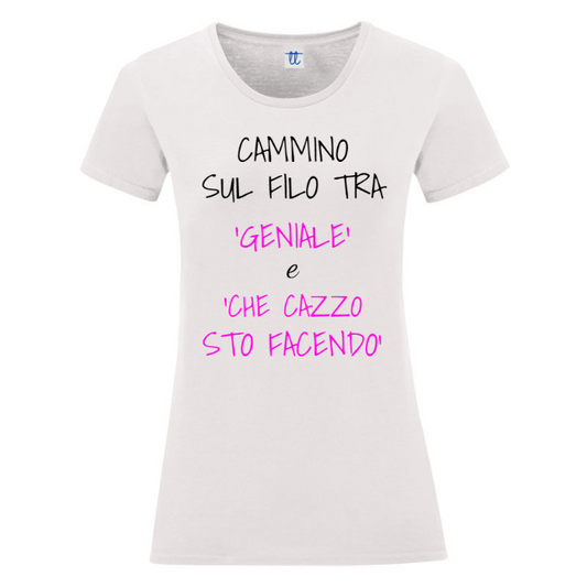 T-Shirt SARCASTICO Donna Cotone Organico Inspire "CAMMINO SUL FILO TRA 'GENIALE' E 'CHE CAZZO STO FACENDO'"