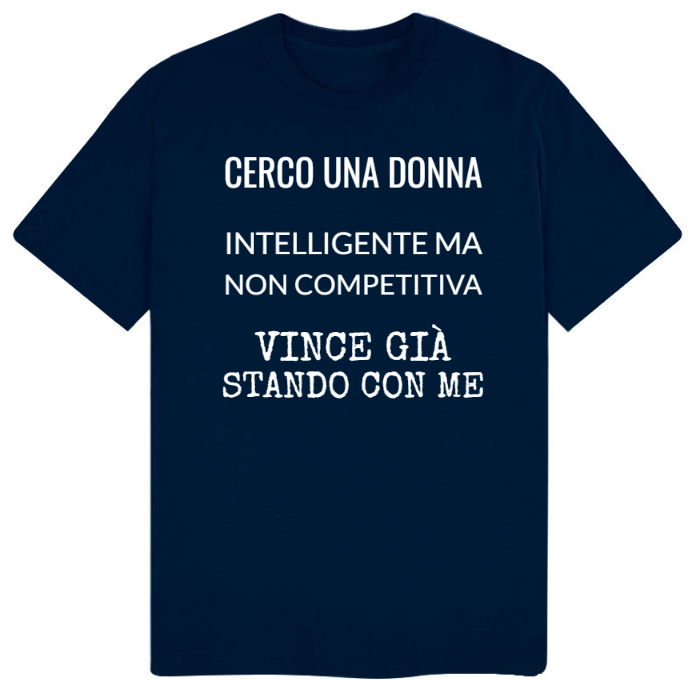 T-Shirt SARCASTICO Uomo Cotone Organico Inspire "CERCO UNA DONNA INTELLIGENTE MA NON COMPETITIVA VINCE GIÀ STANDO CON ME"