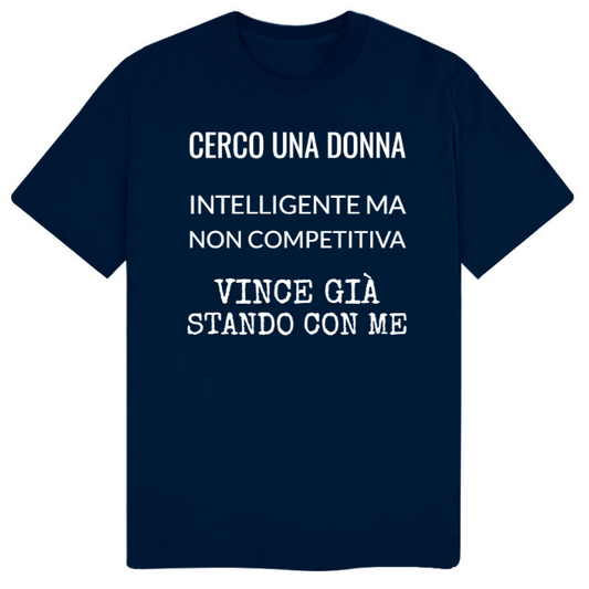 T-Shirt SARCASTICO Uomo Cotone Organico Inspire "CERCO UNA DONNA INTELLIGENTE MA NON COMPETITIVA VINCE GIÀ STANDO CON ME"