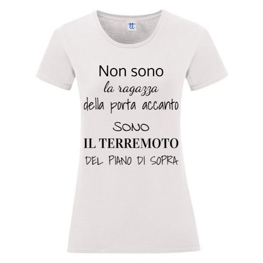 T-Shirt SARCASTICO Donna Cotone Organico Inspire "NON SONO LA RAGAZZA DELLA PORTA ACCANTO SONO IL TERREMOTO DEL PIANO DI SOPRA"