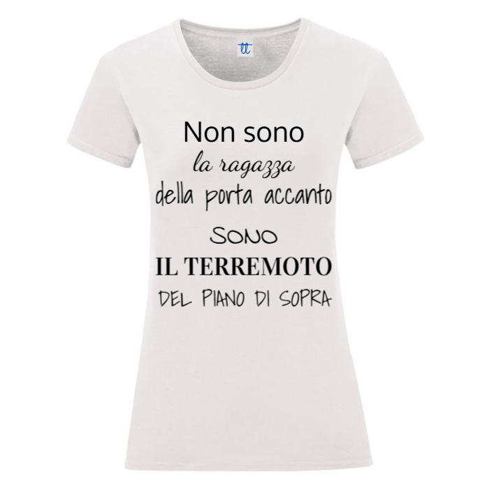 T-Shirt SARCASTICO Donna Cotone Organico Inspire "NON SONO LA RAGAZZA DELLA PORTA ACCANTO SONO IL TERREMOTO DEL PIANO DI SOPRA"