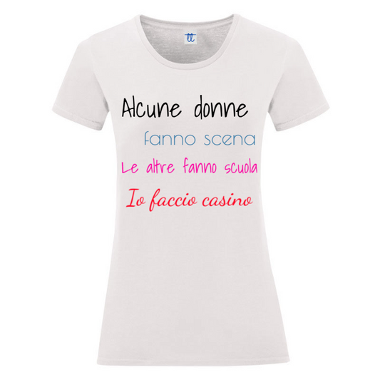 T-Shirt SARCASTICO Donna Cotone Organico Inspire "ALCUNE DONNE FANNO SCENA. LE ALTRE FANNO SCUOLA. IO FACCIO CASINO"