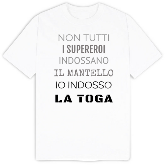 T-Shirt SARCASTICO Uomo Cotone Organico Inspire "NON TUTTI I SUPEREROI INDOSSANO IL MANTELLO IO INDOSSO LA TOGA"