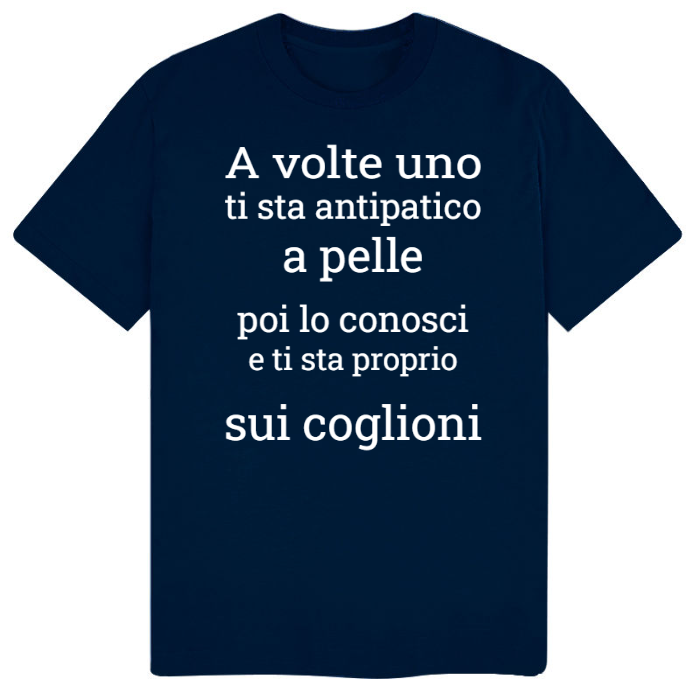 T-Shirt SARCASTICO Uomo Cotone Organico Inspire "A VOLTE UNO TI STA ANTIPATICO A PELLE POI LO CONOSCI E TI STA PROPRIO SUI COGLIONI"